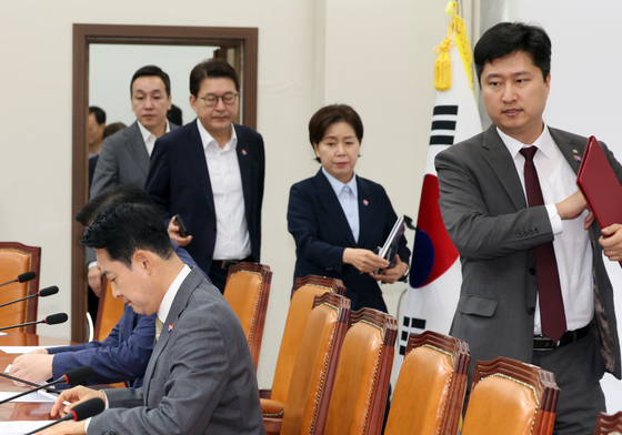 장동혁 대표 뒤로 최고위 입장하는 우재준 최고위원