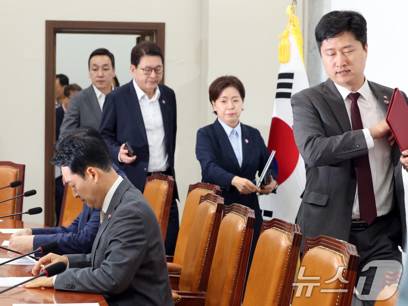 (서울=뉴스1) 황기선 기자 = 우재준 국민의힘 청년최고위원이 30일 오전 서울 여의도 국회에서 열린 최고위원회의에서 장동혁 대표 뒤로 입장하고 있다. 2026.7.30/뉴스1