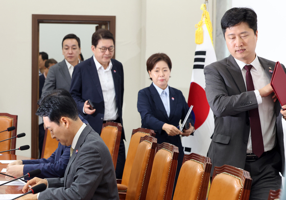 장동혁 대표 뒤로 최고위 입장하는 우재준 최고위원