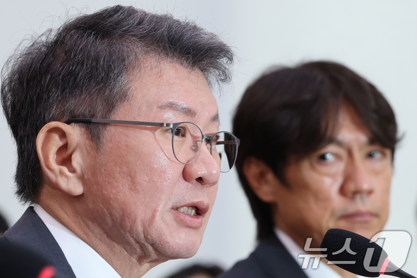 (서울=뉴스1) 국회사진기자단 = 정몽규 전 대한축구협회장이 30일 국회 문화체육관광위원회에서 열린 대한축구협회 현안 관련 청문회에 증인으로 출석해 의원 질의에 답하고 있다. 오른 …