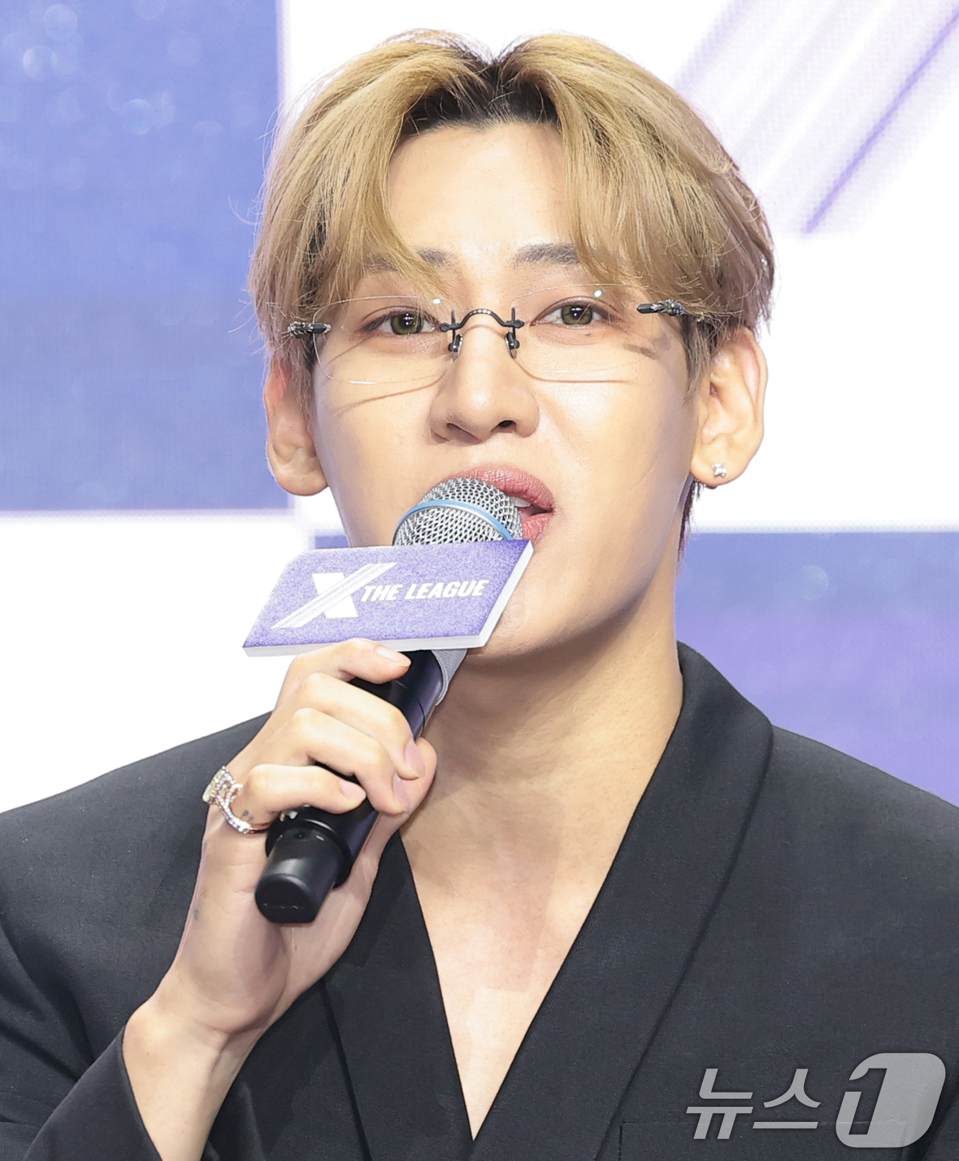 (서울=뉴스1) 권현진 기자 = 가수 뱀뱀이 30일 오전 서울 마포구 큐브컨벤션센터에서 열린 ENA 새 예능 프로그램 '엑스 더 리그'의 제작발표회에 참석해 인사말을 하고 있다.' …