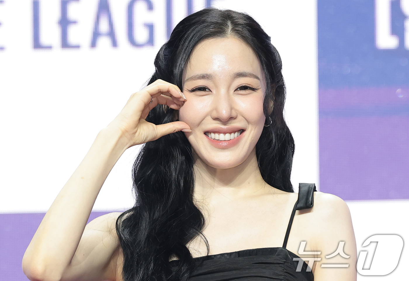 (서울=뉴스1) 권현진 기자 = 가수 티파니 영이 30일 오전 서울 마포구 큐브컨벤션센터에서 열린 ENA 새 예능 프로그램 '엑스 더 리그'의 제작발표회에 참석해 포즈를 취하고 있 …
