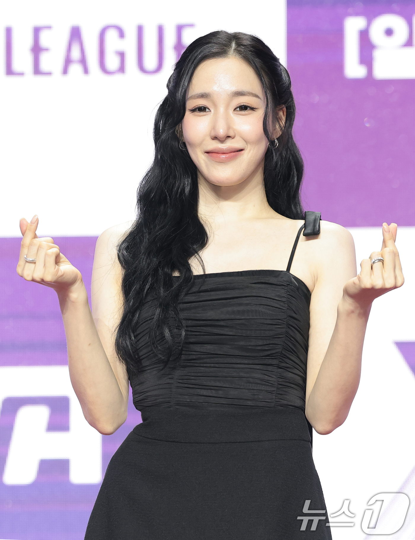(서울=뉴스1) 권현진 기자 = 가수 티파니 영이 30일 오전 서울 마포구 큐브컨벤션센터에서 열린 ENA 새 예능 프로그램 '엑스 더 리그'의 제작발표회에 참석해 포즈를 취하고 있 …