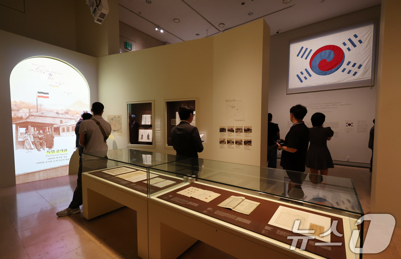 (서울=뉴스1) 박지혜 기자 = 30일 서울 용산구 국립중앙박물관에서 관람객들이 개편 후 재개관한 대한제국실을 둘러보고 있다.박물관 내 상설전시관 1층에 자리한 대한제국실은 지난해 …
