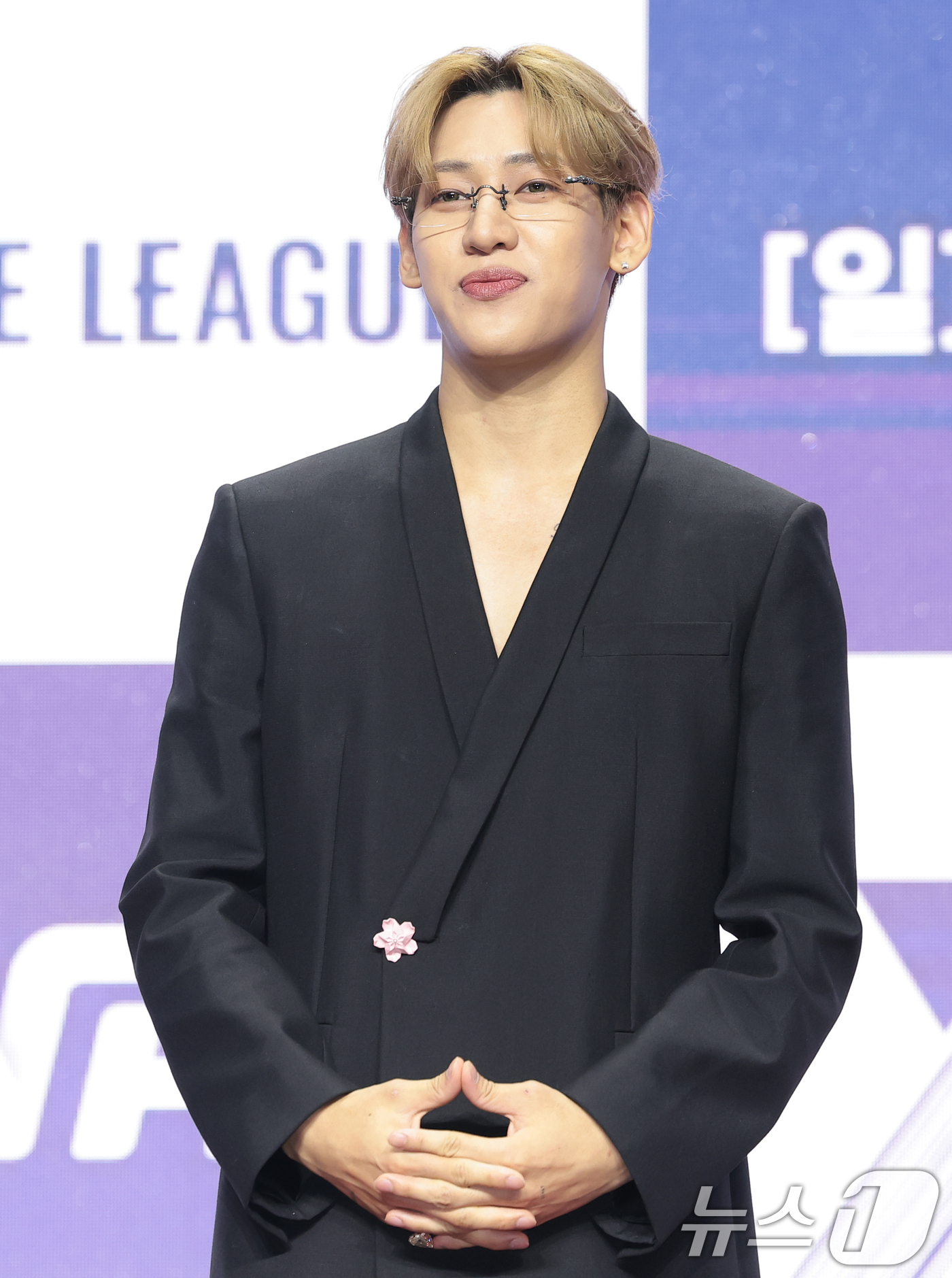 (서울=뉴스1) 권현진 기자 = 가수 뱀뱀이 30일 오전 서울 마포구 큐브컨벤션센터에서 열린 ENA 새 예능 프로그램 '엑스 더 리그'의 제작발표회에 참석해 포즈를 취하고 있다.' …