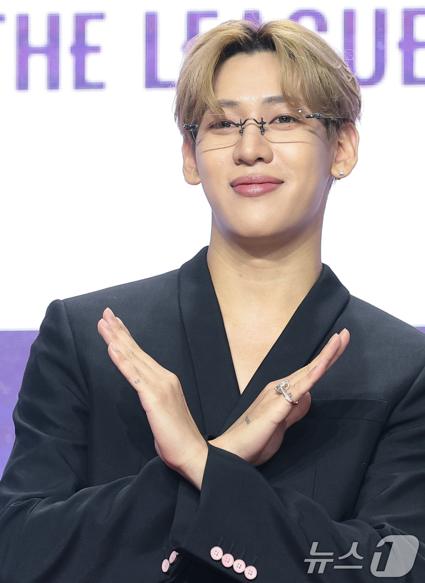 (서울=뉴스1) 권현진 기자 = 가수 뱀뱀이 30일 오전 서울 마포구 큐브컨벤션센터에서 열린 ENA 새 예능 프로그램 '엑스 더 리그'의 제작발표회에 참석해 포즈를 취하고 있다.' …