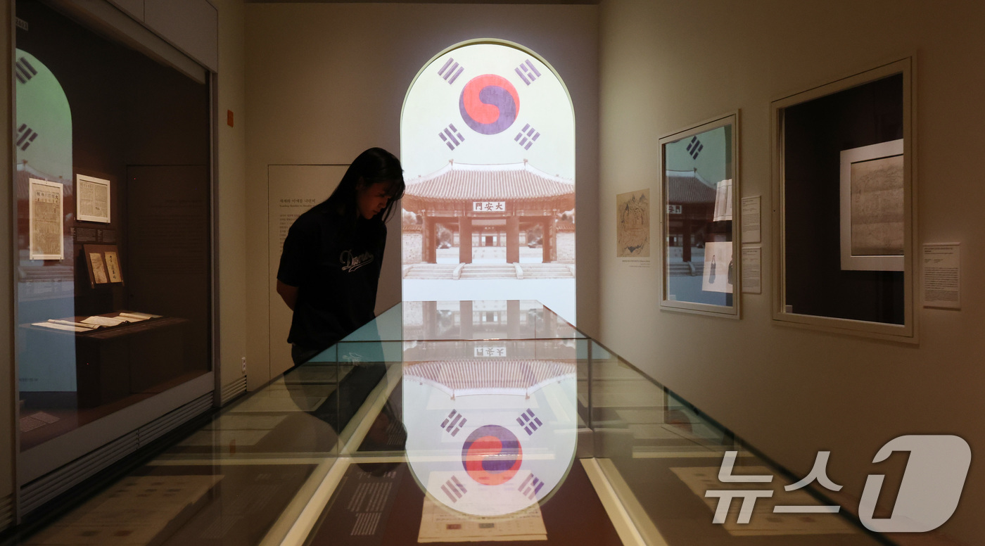 (서울=뉴스1) 박지혜 기자 = 30일 서울 용산구 국립중앙박물관에서 관람객들이 개편 후 재개관한 대한제국실을 둘러보고 있다.박물관 내 상설전시관 1층에 자리한 대한제국실은 지난해 …