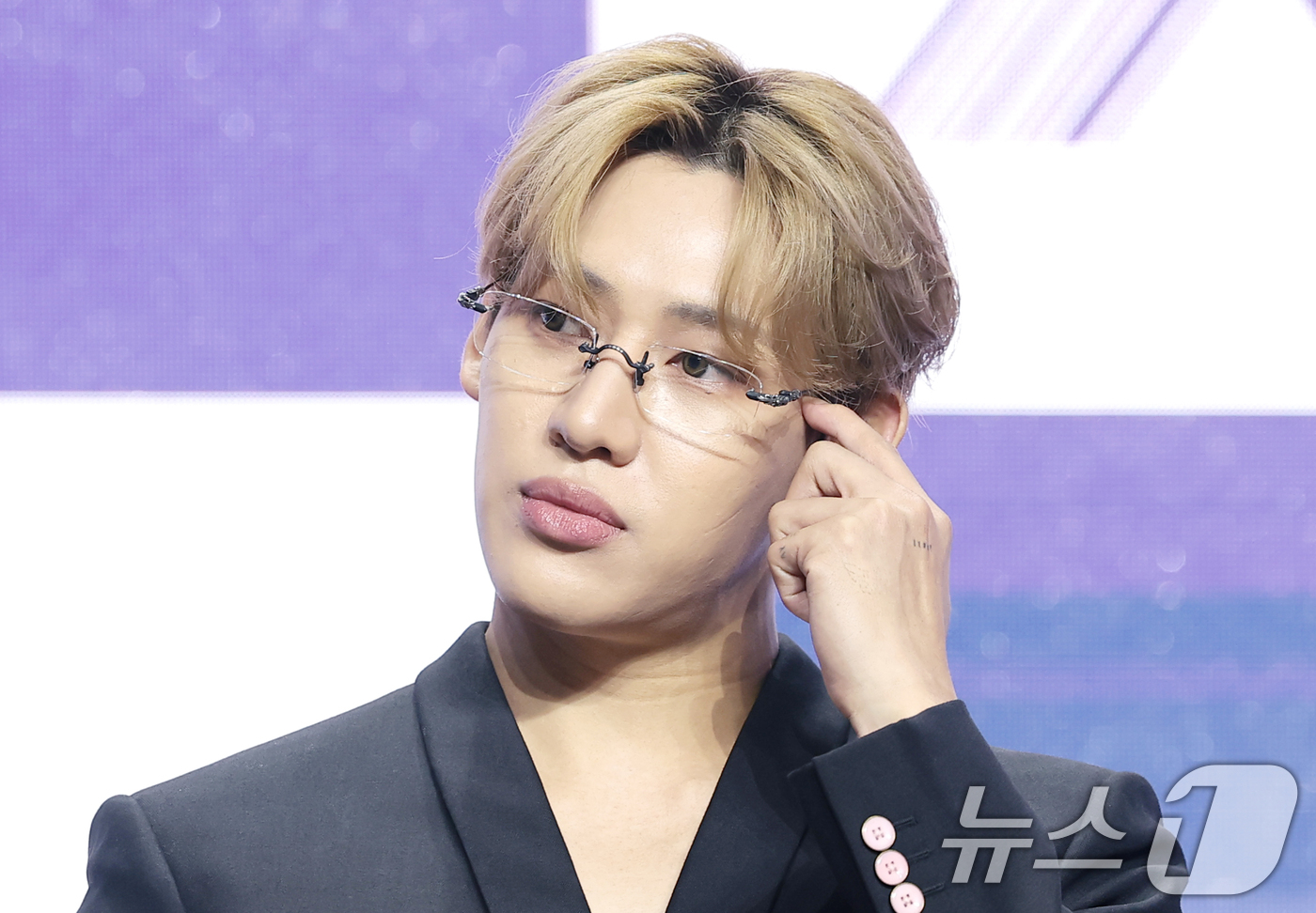 (서울=뉴스1) 권현진 기자 = 가수 뱀뱀이 30일 오전 서울 마포구 큐브컨벤션센터에서 열린 ENA 새 예능 프로그램 '엑스 더 리그'의 제작발표회에 참석해 생각에 잠겨 있다.'엑 …