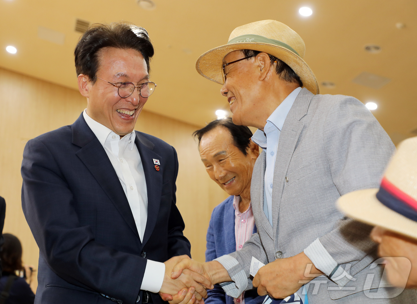 (제주=뉴스1) 오미란 기자 = 더불어민주당 대표 선거에 출마한 김민석 전 국무총리가 30일 오전 제주시 이도1동 제주혼디누림터에서 당원들과 악수하고 있다. 2026.7.30/뉴스 …