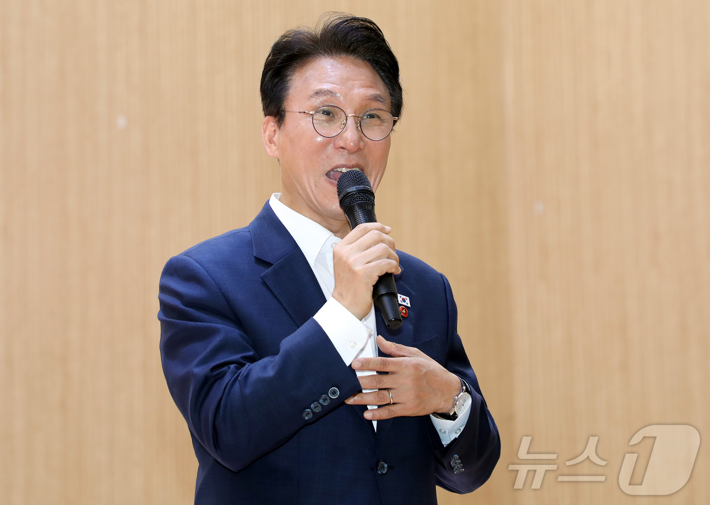 (제주=뉴스1) 오미란 기자 = 더불어민주당 대표 선거에 출마한 김민석 전 국무총리가 30일 오전 제주시 이도1동 제주혼디누림터에서 열린 당원 간담회에서 발언하고 있다. 2026. …