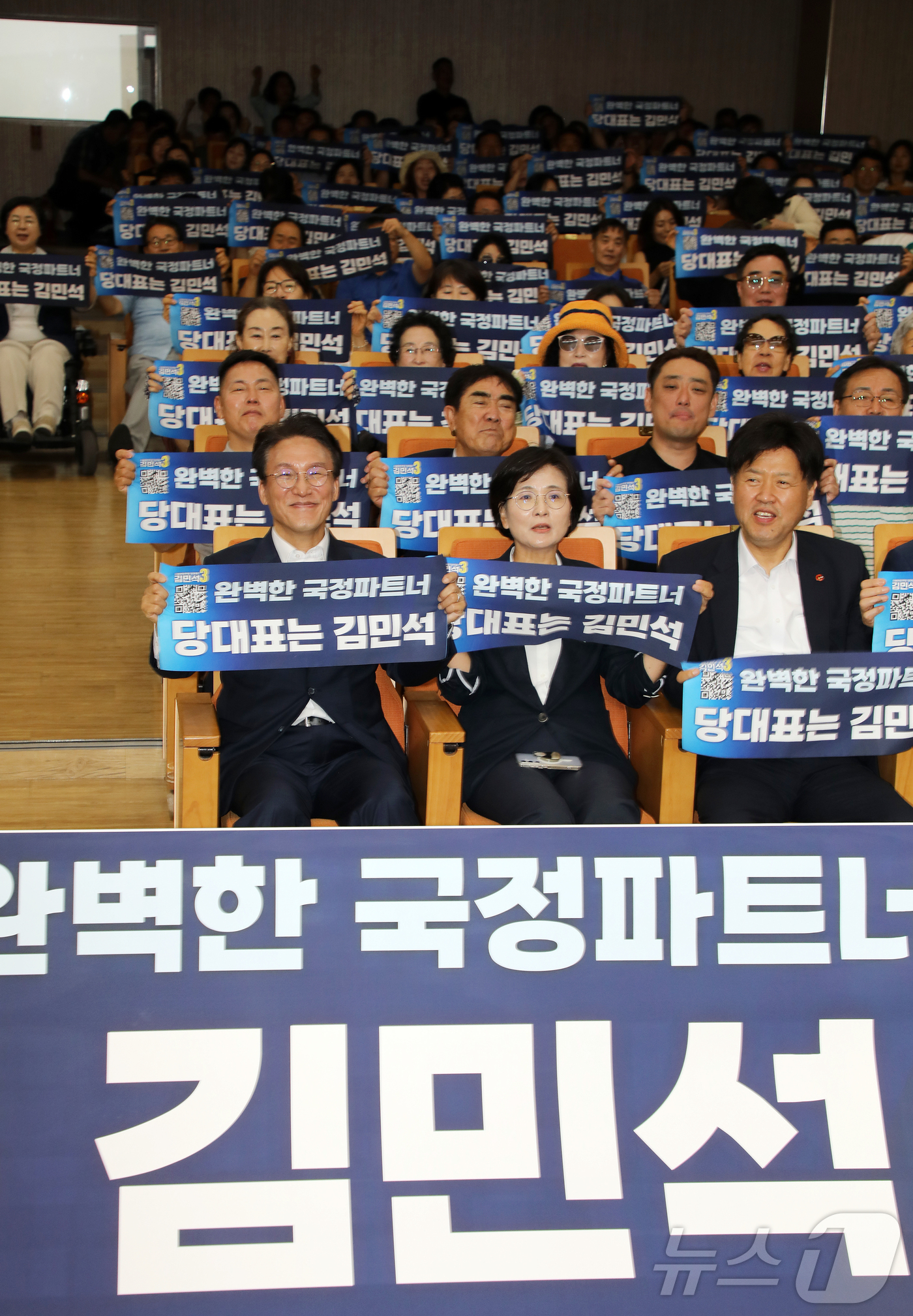 (제주=뉴스1) 오미란 기자 = 더불어민주당 대표 선거에 출마한 김민석 전 국무총리가 30일 오전 제주시 이도1동 제주혼디누림터에서 열린 당원 간담회에서 \'완벽한 국정파트너\'라 …