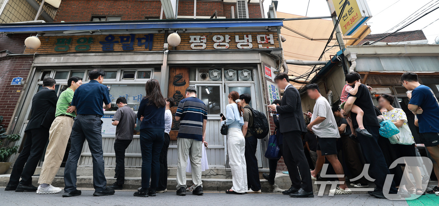 (서울=뉴스1) 임세영 기자 = 서울 낮 최고기온이 32도까지 오르며 무더위가 이어진 30일 서울 마포구에 한 평양냉면집 앞에 시원한 냉면을 찾는 손님들이 길게 줄지어 기다리고 있 …