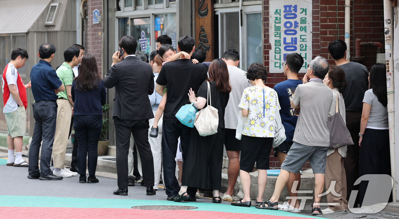 (서울=뉴스1) 임세영 기자 = 서울 낮 최고기온이 32도까지 오르며 무더위가 이어진 30일 서울 마포구에 한 평양냉면집 앞에 시원한 냉면을 찾는 손님들이 길게 줄지어 기다리고 있 …