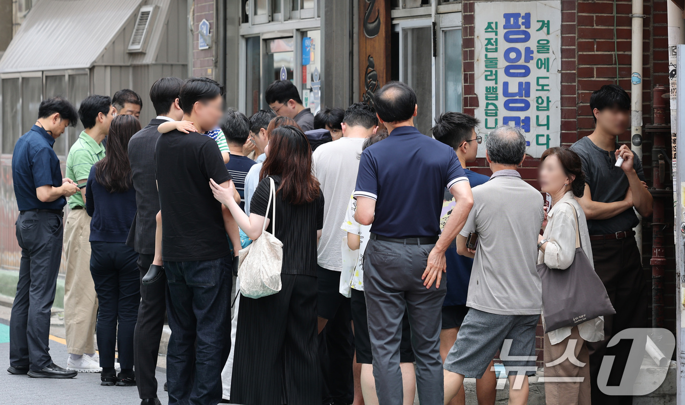 (서울=뉴스1) 임세영 기자 = 서울 낮 최고기온이 32도까지 오르며 무더위가 이어진 30일 서울 마포구에 한 평양냉면집 앞에 시원한 냉면을 찾는 손님들이 길게 줄지어 기다리고 있 …