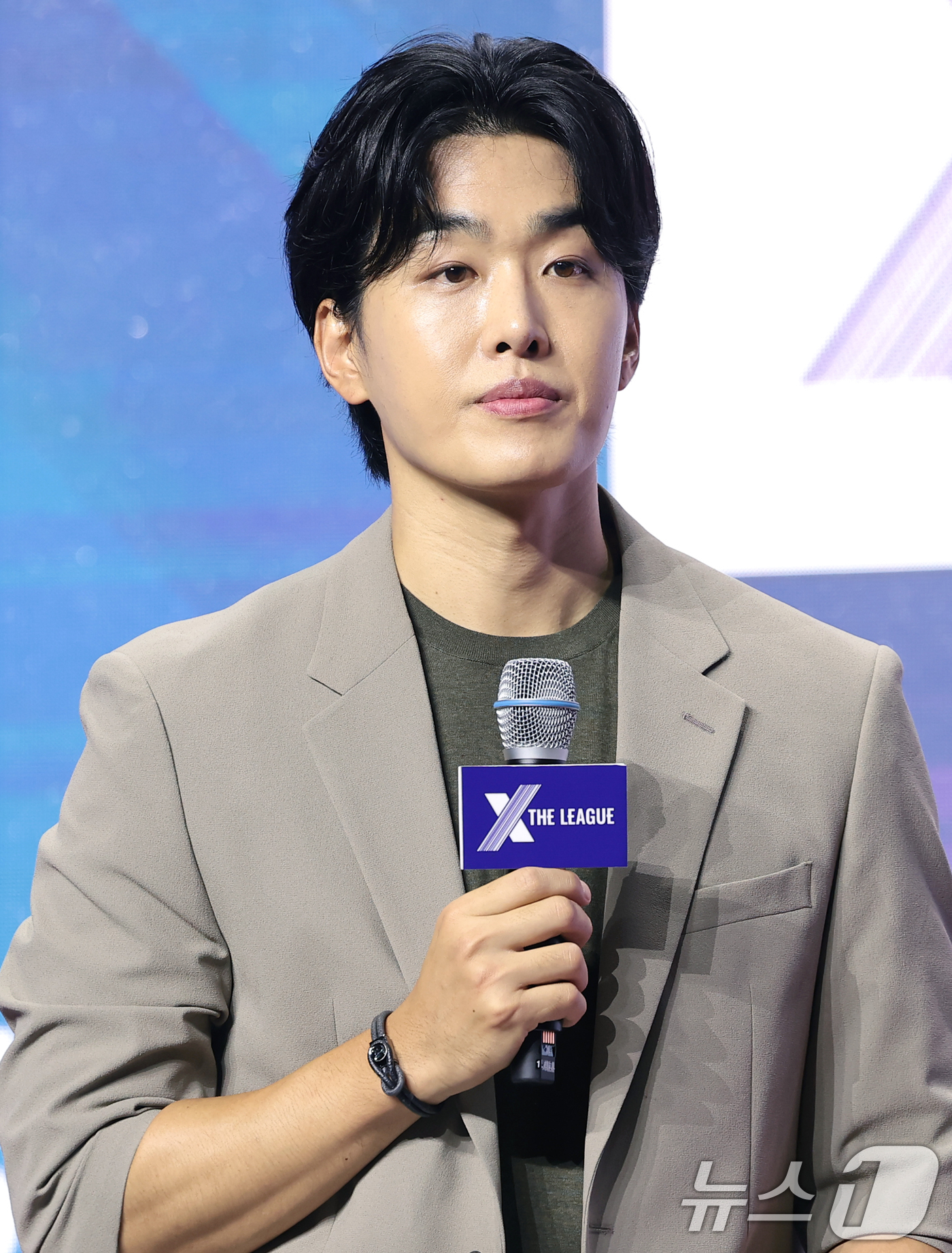 (서울=뉴스1) 권현진 기자 = 조정식 아나운서가 30일 오전 서울 마포구 큐브컨벤션센터에서 열린 ENA 새 예능 프로그램 '엑스 더 리그'의 제작발표회에 참석해 진행을 하고 있다 …