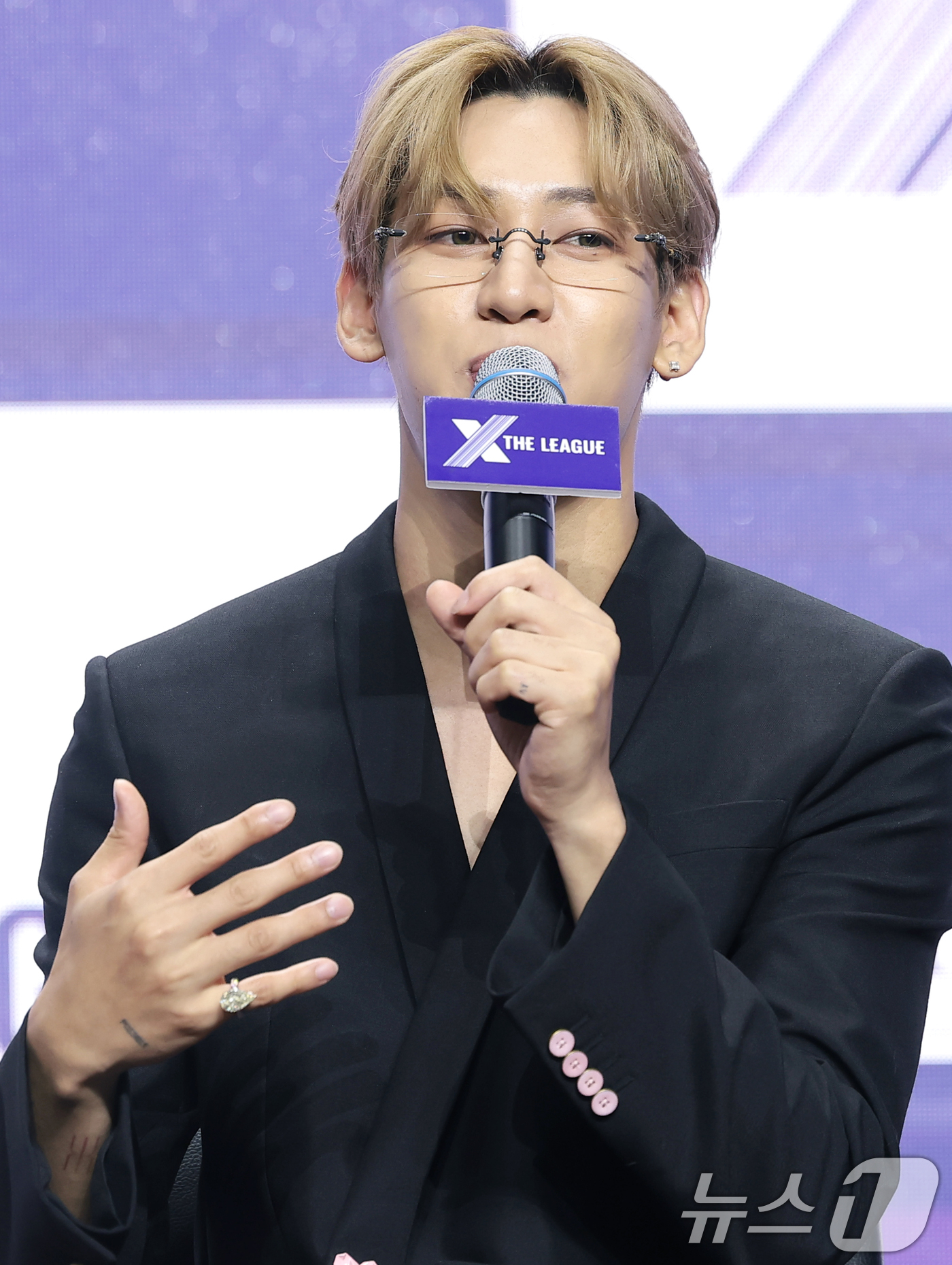 (서울=뉴스1) 권현진 기자 = 가수 뱀뱀이 30일 오전 서울 마포구 큐브컨벤션센터에서 열린 ENA 새 예능 프로그램 '엑스 더 리그'의 제작발표회에 참석해 취재진 질문에 답하고 …