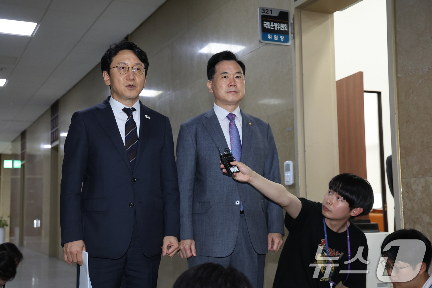(서울=뉴스1) 황기선 기자 = 천준호 더불어민주당 원내운영수석부대표와 김승수 국민의힘 원내운영수석부대표가 30일 서울 여의도 국회에서 회동을 마친 후 '선관위 특검법 합의'를 발 …