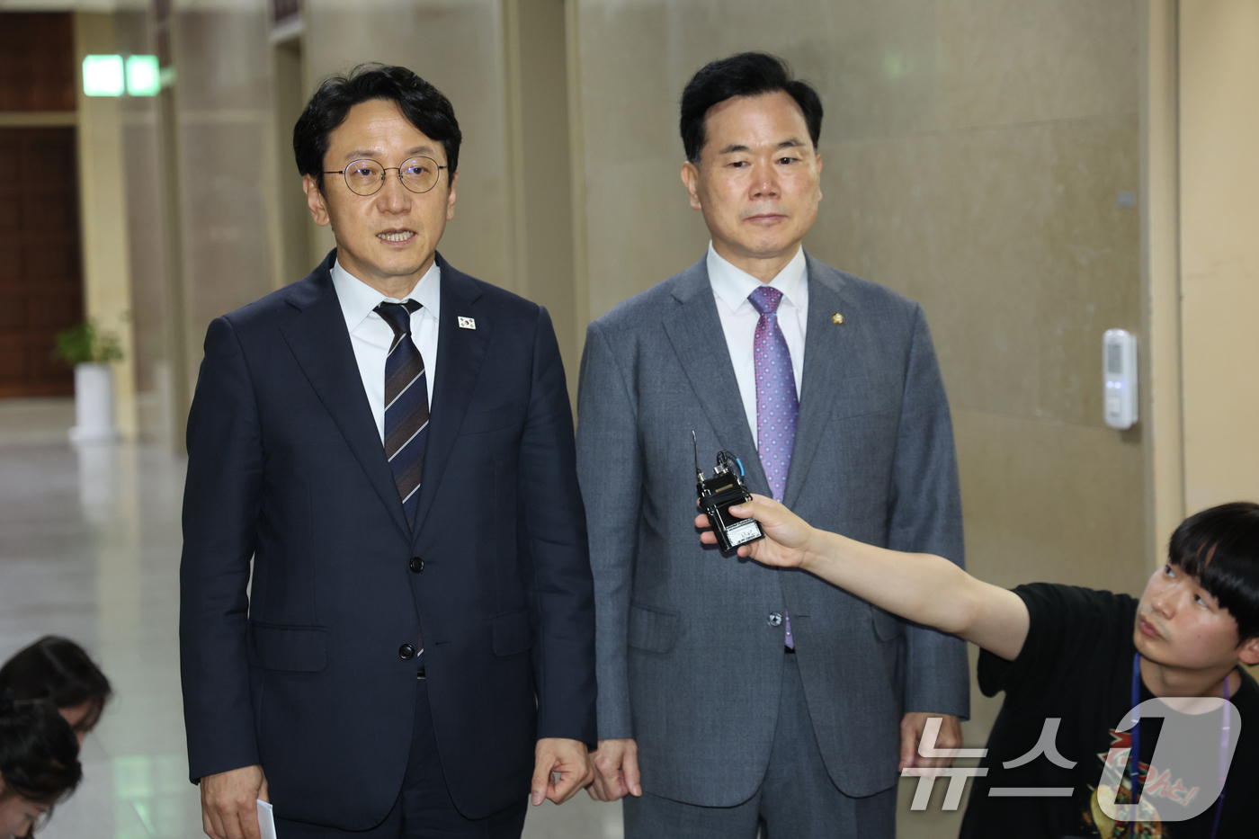 (서울=뉴스1) 황기선 기자 = 천준호 더불어민주당 원내운영수석부대표와 김승수 국민의힘 원내운영수석부대표가 30일 서울 여의도 국회에서 회동을 마친 후 '선관위 특검법 합의'를 발 …