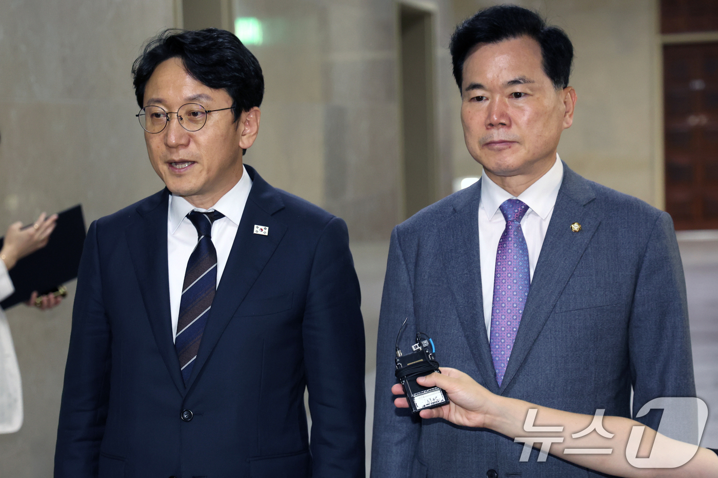 (서울=뉴스1) 황기선 기자 = 천준호 더불어민주당 원내운영수석부대표와 김승수 국민의힘 원내운영수석부대표가 30일 서울 여의도 국회에서 회동을 마친 후 '선관위 특검법 합의'를 발 …