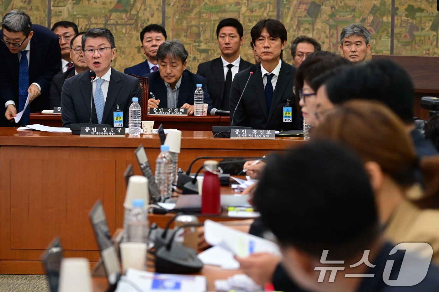 (서울=뉴스1) 국회사진기자단 = 정몽규 전 대한축구협회장이 30일 국회 문화체육관광위원회에서 열린 대한축구협회 현안 관련 청문회에 증인으로 출석해 의원들의 질의에 답하고 있다. …