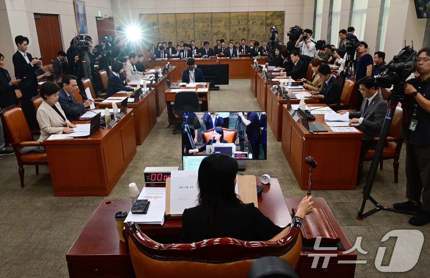 (서울=뉴스1) 국회사진기자단 = 이재정 국회 문화체육관광위원장이 30일 국회 문화체육관광위원회에서 열린 대한축구협회 현안 관련 청문회에서 의사봉을 두드리고 있다. 2026.7.3 …