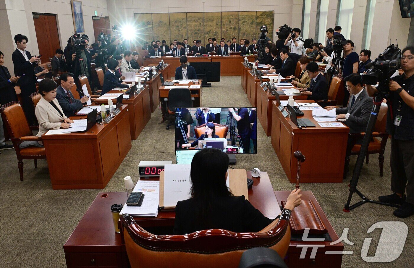 본문 이미지 - 이재정 국회 문화체육관광위원장이 30일 국회 문화체육관광위원회에서 열린 대한축구협회 현안 관련 청문회에서 의사봉을 두드리고 있다. 2026.7.30 ⓒ 뉴스1 국회사진기자단