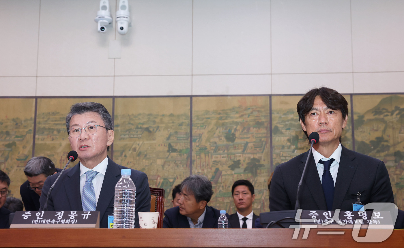 (서울=뉴스1) 국회사진기자단 = 정몽규 전 대한축구협회장이 30일 서울 여의도 국회에서 열린 문화체육관광위원회의 대한축구협회 현안 관련 청문회에 출석해 질의에 답하고 있다. 오른 …
