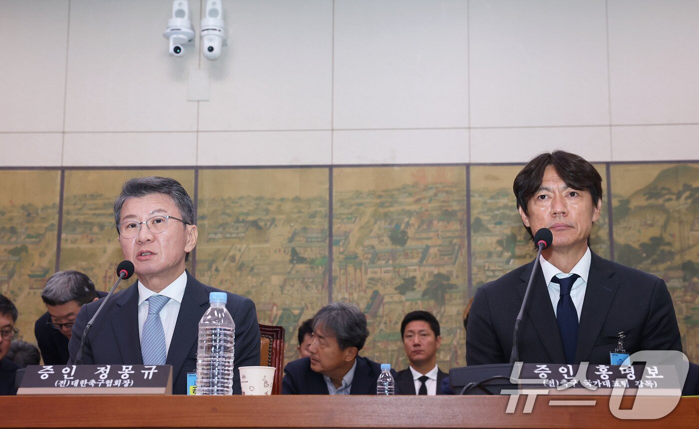 본문 이미지 - 정몽규 전 대한축구협회장이 30일 서울 여의도 국회에서 열린 문화체육관광위원회의 대한축구협회 현안 관련 청문회에 출석해 질의에 답하고 있다. 오른쪽은 홍명보 전 축구 국가대표팀 감독. 2026.7.30 ⓒ 뉴스1 국회사진기자단