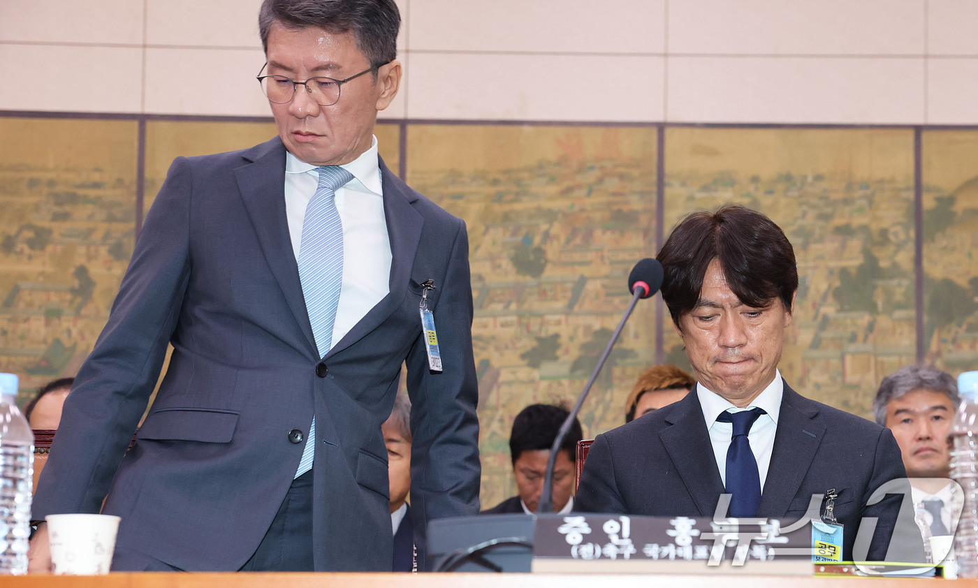 (서울=뉴스1) 국회사진기자단 = 정몽규 전 대한축구협회장이 30일 서울 여의도 국회에서 열린 문화체육관광위원회의 대한축구협회 현안 관련 청문회에 출석해 증인 선서문을 제출한 뒤 …