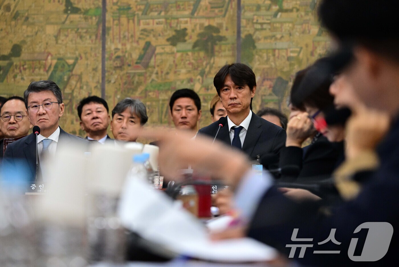 (서울=뉴스1) 국회사진기자단 = 정몽규 전 대한축구협회장과 홍명보 전 축구대표팀 감독이 30일 국회 문화체육관광위원회에서 열린 대한축구협회 현안 관련 청문회에 증인으로 출석해 의 …