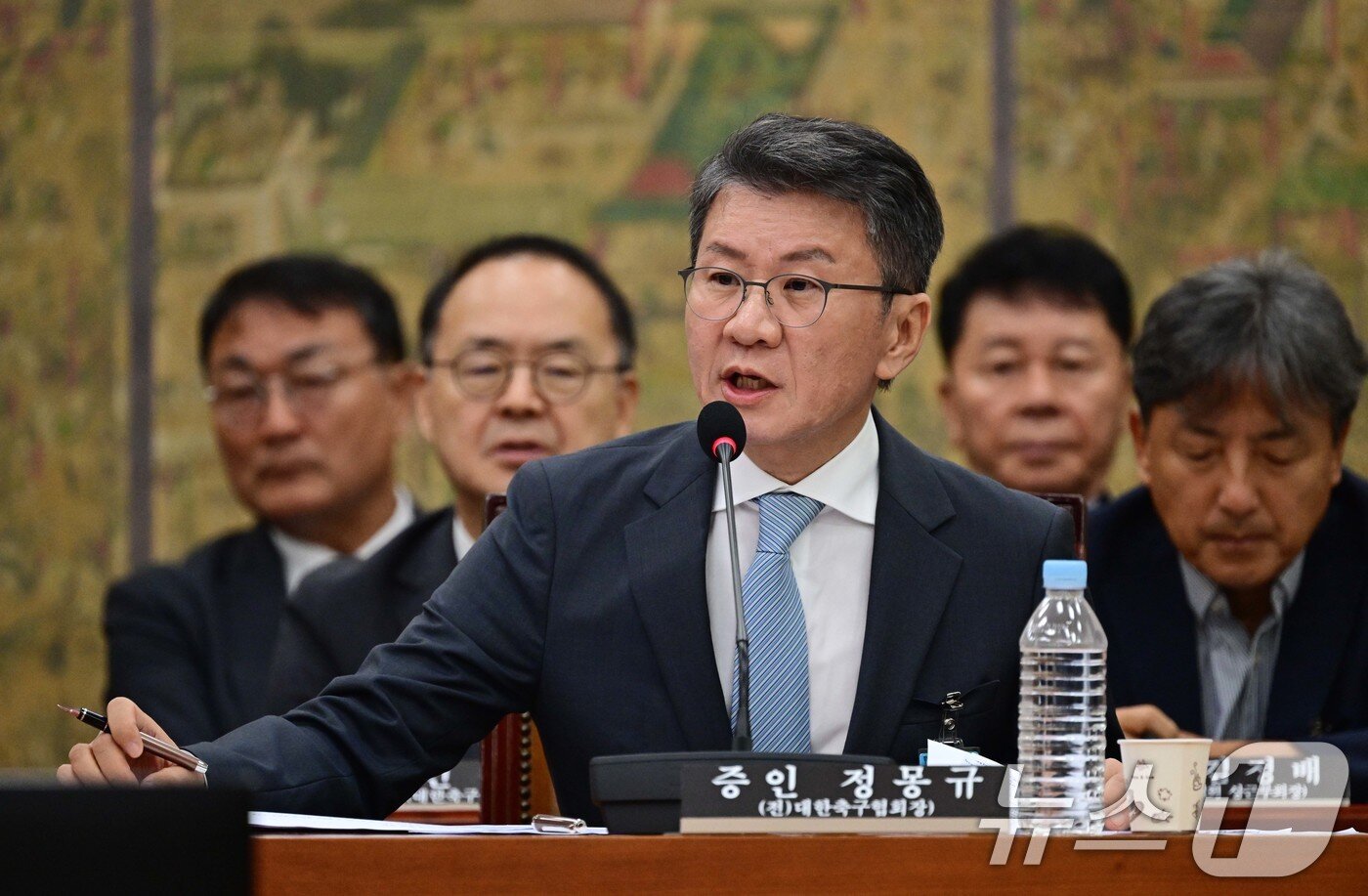 본문 이미지 - 정몽규 전 대한축구협회장이 30일 국회 문화체육관광위원회에서 열린 대한축구협회 현안 관련 청문회에 증인으로 출석해 의원들의 질의에 답하고 있다. 2026.7.30 ⓒ 뉴스1 국회사진기자단