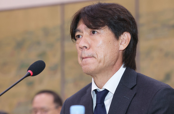 홍명보 "축구협회 신뢰 잃어…젊은 축구인들, 안으로 들어와 바꿔야"