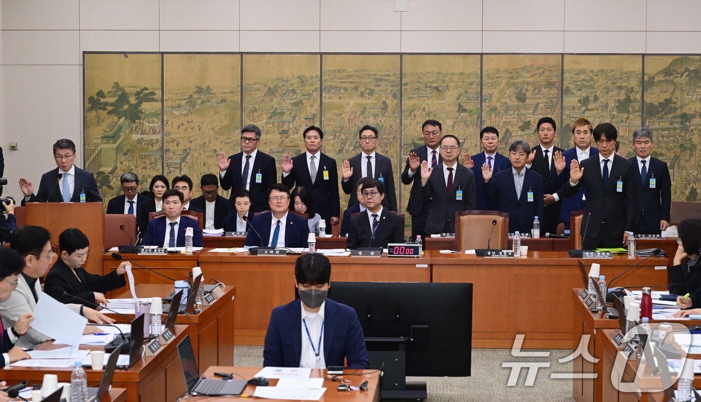 본문 이미지 - 정몽규 전 대한축구협회장을 비롯한 증인들이 30일 서울 여의도 국회 문화체육관광위원회에서 열린 대한축구협회 현안 관련 청문회에 출석해 증인선서를 하고 있다. 2026.7.30 ⓒ 뉴스1 국회사진기자단