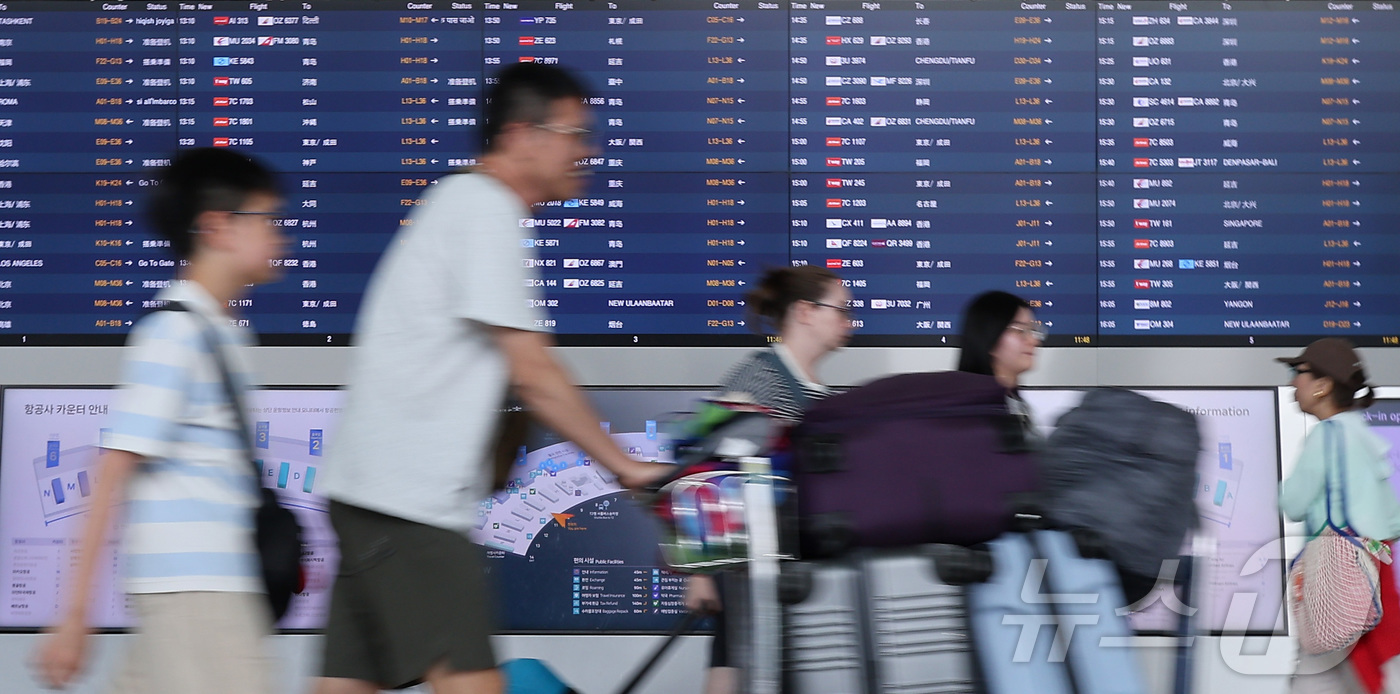 (인천공항=뉴스1) 김성진 기자 = 본격적인 여름 휴가철이 시작된 30일 인천국제공항 제1여객터미널 출국장이 여행객들로 붐비고 있다. 2026.7.30/뉴스1