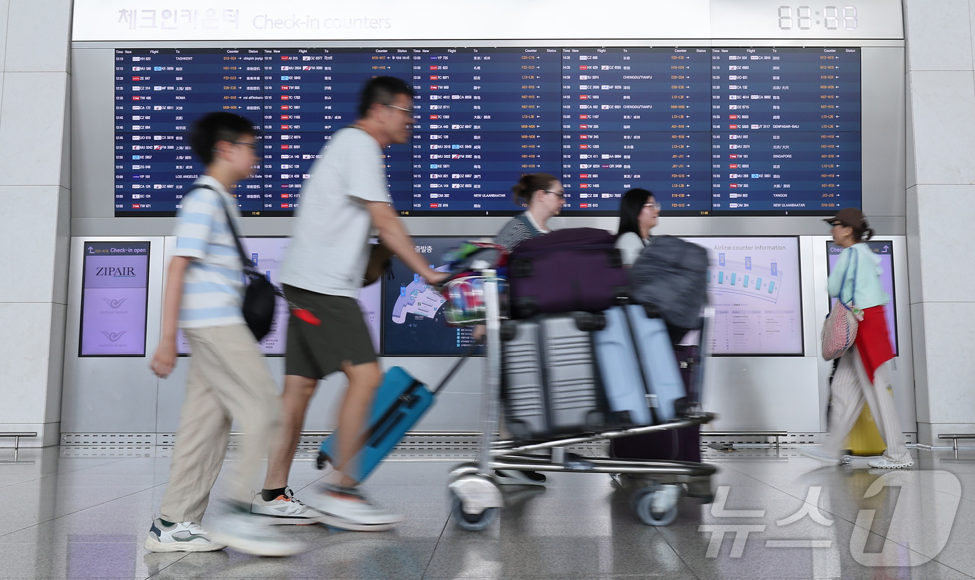 (인천공항=뉴스1) 김성진 기자 = 본격적인 여름 휴가철이 시작된 30일 인천국제공항 제1여객터미널 출국장이 여행객들로 붐비고 있다. 2026.7.30/뉴스1
