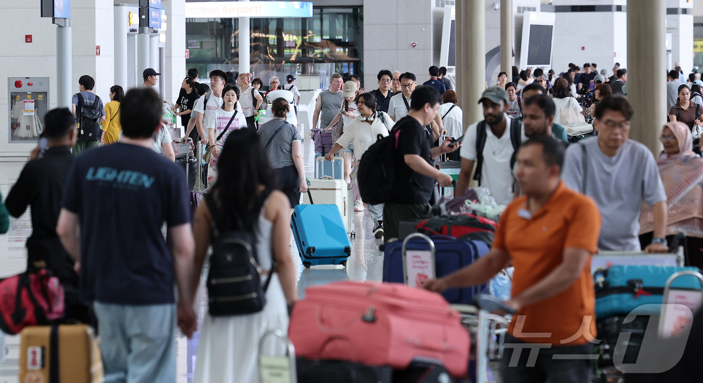 (인천공항=뉴스1) 김성진 기자 = 본격적인 여름 휴가철이 시작된 30일 인천국제공항 제1여객터미널이 여행객들로 붐비고 있다. 2026.7.30/뉴스1