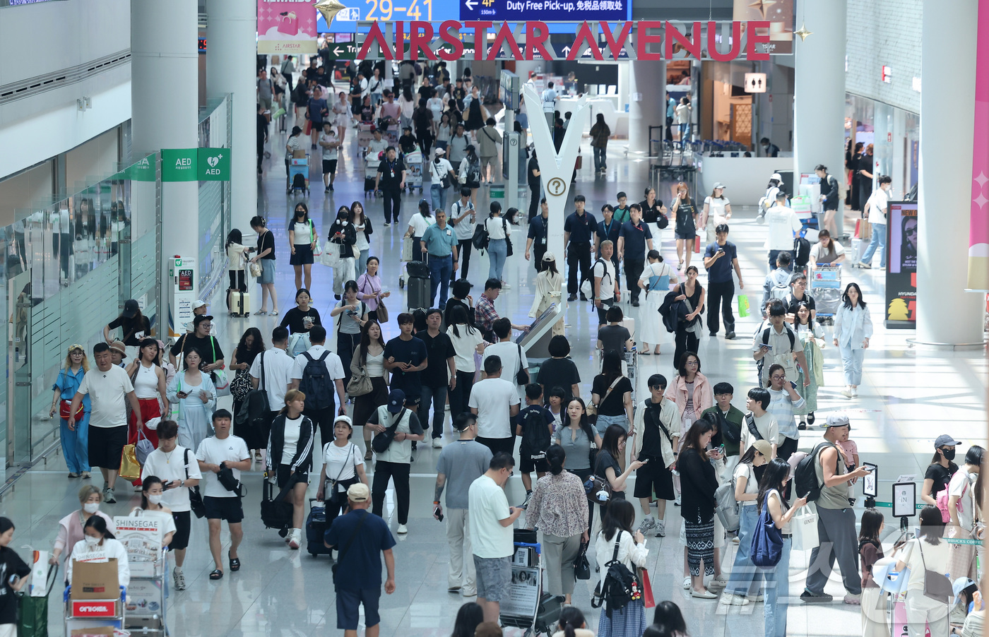 (인천공항=뉴스1) 김성진 기자 = 본격적인 여름 휴가철이 시작된 30일 인천국제공항 제1여객터미널 면세구역이 여행객들로 붐비고 있다. 2026.7.30/뉴스1