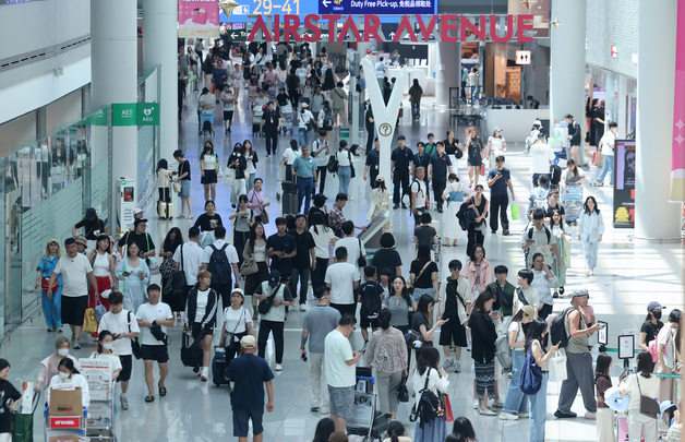 여행객들로 붐비는 인천공항 면세구역