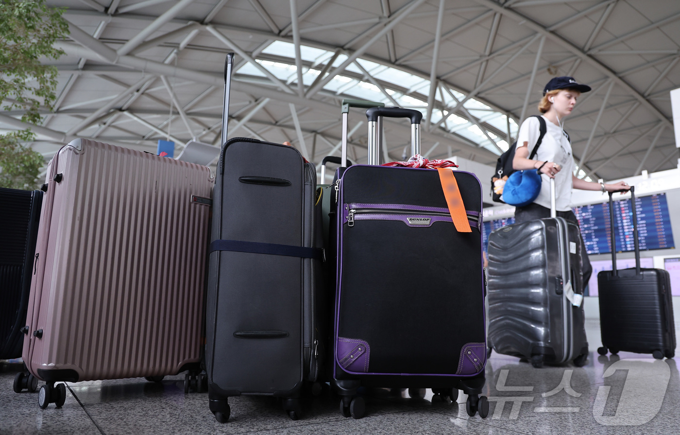(인천공항=뉴스1) 김성진 기자 = 본격적인 여름 휴가철이 시작된 30일 인천국제공항 제1여객터미널 출국장이 여행객들로 붐비고 있다. 2026.7.30/뉴스1