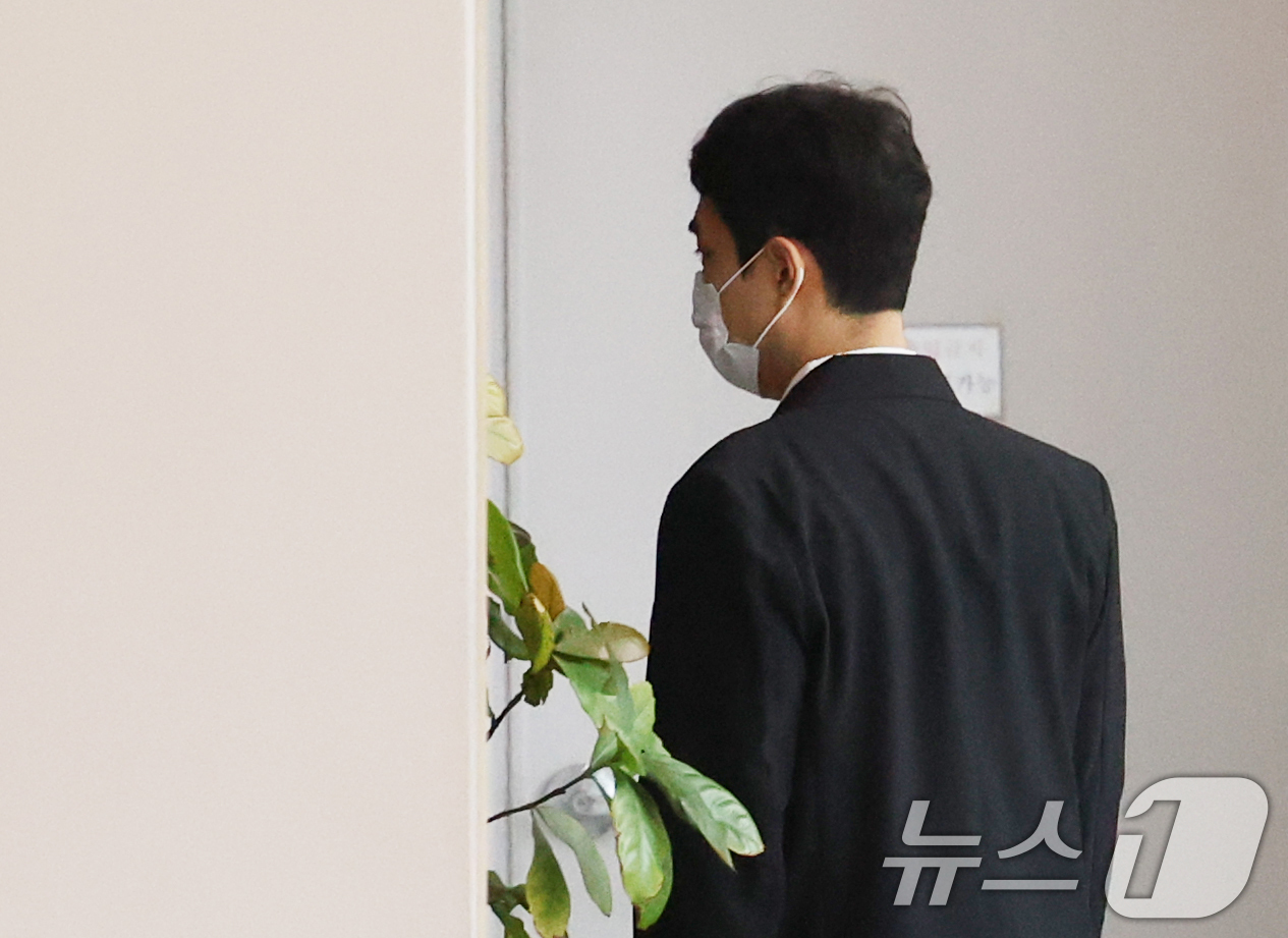 (청주=뉴스1) 김영운 기자 = 미성년자 성매매 혐의 등을 받는 최영중 전 청주시의원이 30일 구속 전 피의자 심문(영장실질심사)을 받기 위해 충북 청주시 서원구 청주지방법원에 출 …