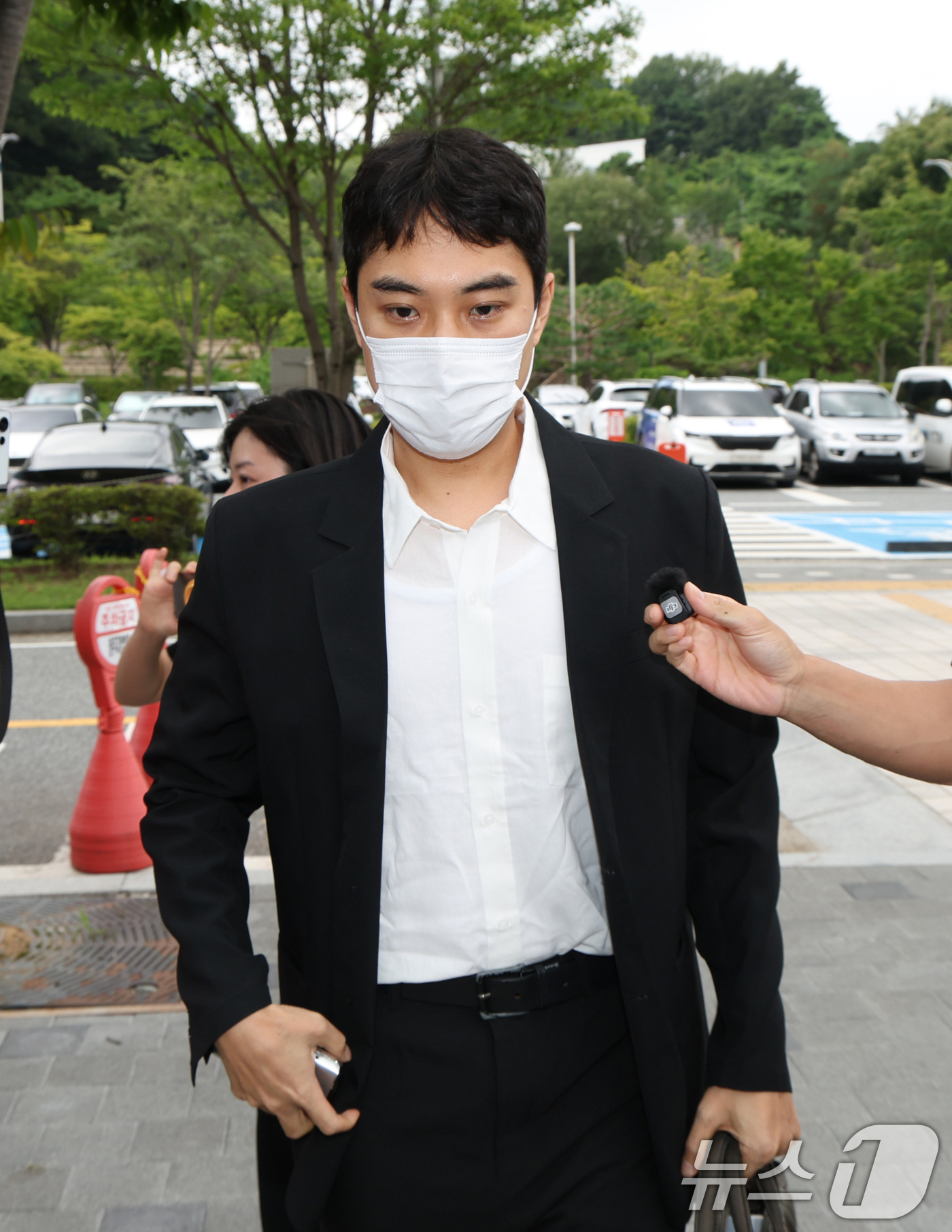 (청주=뉴스1) 김영운 기자 = 미성년자 성매매 혐의 등을 받는 최영중 전 청주시의원이 30일 구속 전 피의자 심문(영장실질심사)을 받기 위해 충북 청주시 서원구 청주지방법원에 출 …