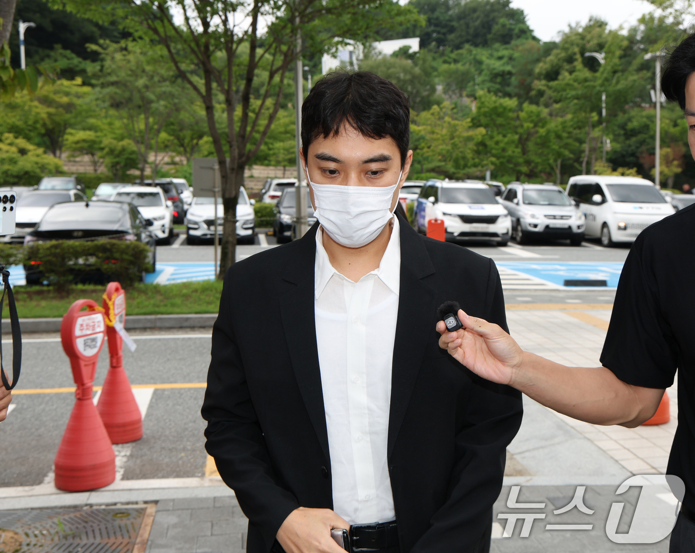 (청주=뉴스1) 김영운 기자 = 미성년자 성매매 혐의 등을 받는 최영중 전 청주시의원이 30일 구속 전 피의자 심문(영장실질심사)을 받기 위해 충북 청주시 서원구 청주지방법원에 출 …