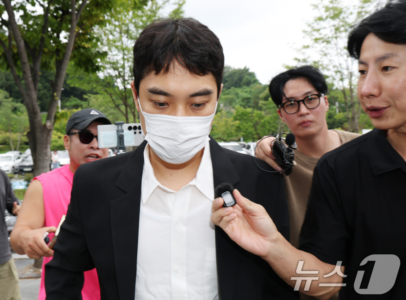 (청주=뉴스1) 김영운 기자 = 미성년자 성매매 혐의 등을 받는 최영중 전 청주시의원이 30일 구속 전 피의자 심문(영장실질심사)을 받기 위해 충북 청주시 서원구 청주지방법원에 출 …