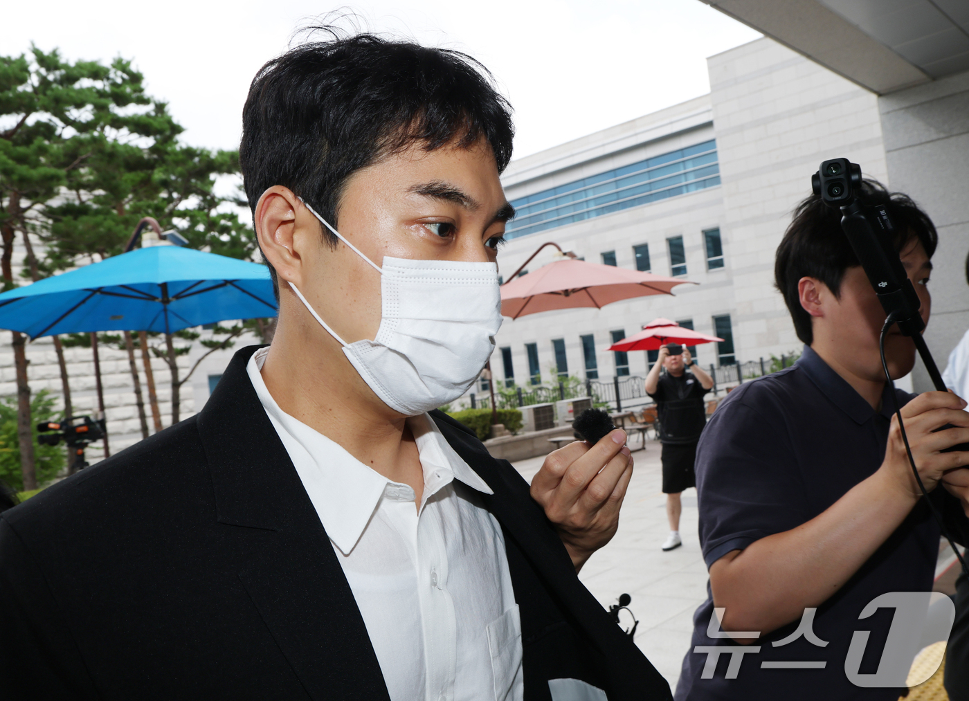 (청주=뉴스1) 김영운 기자 = 미성년자 성매매 혐의 등을 받는 최영중 전 청주시의원이 30일 구속 전 피의자 심문(영장실질심사)을 받기 위해 충북 청주시 서원구 청주지방법원에 출 …