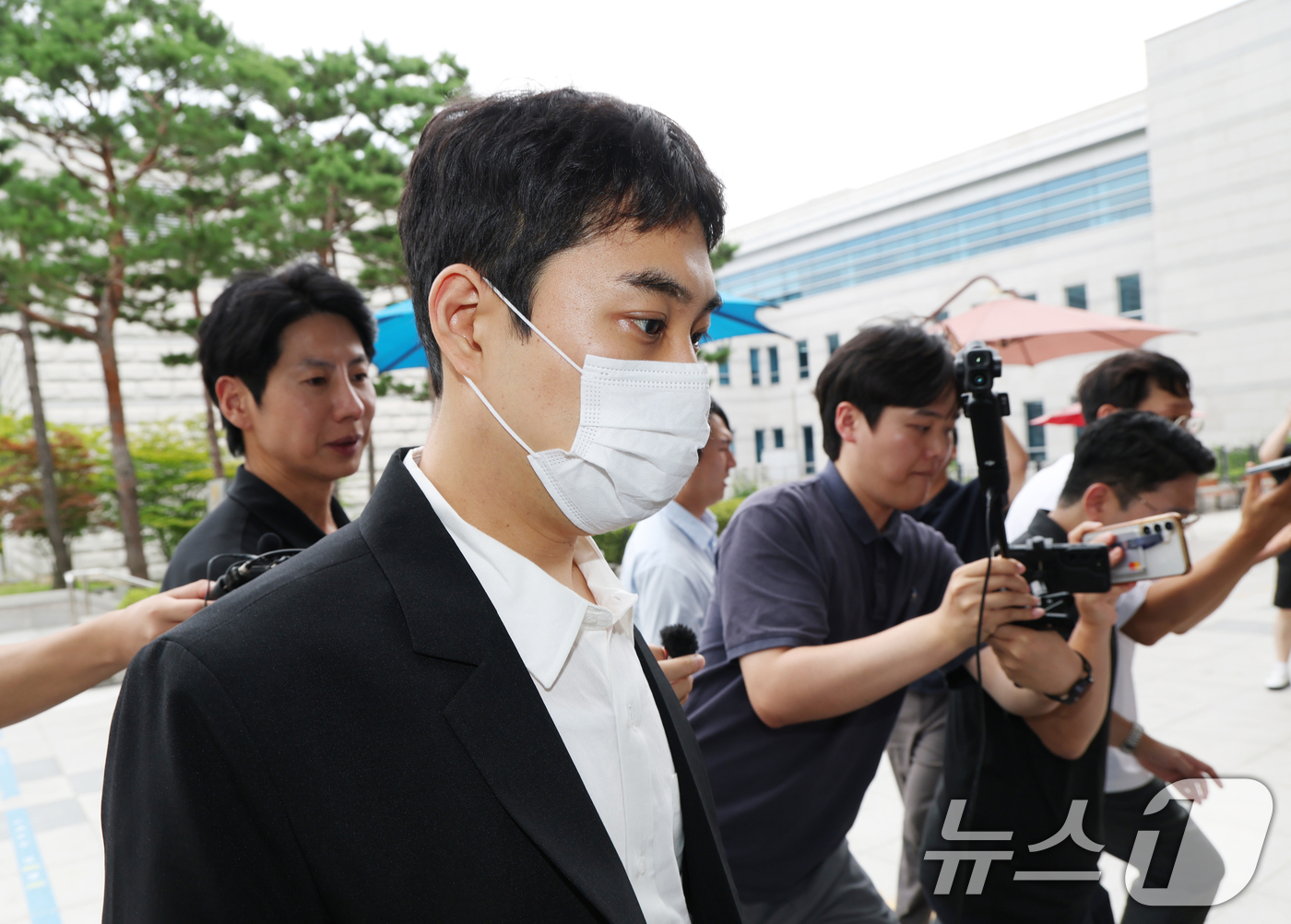 (청주=뉴스1) 김영운 기자 = 미성년자 성매매 혐의 등을 받는 최영중 전 청주시의원이 30일 구속 전 피의자 심문(영장실질심사)을 받기 위해 충북 청주시 서원구 청주지방법원에 출 …