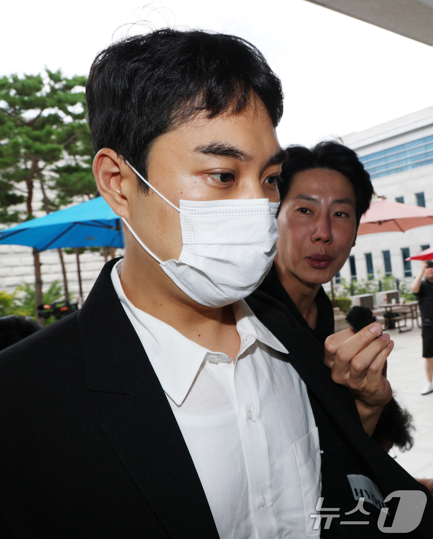 (청주=뉴스1) 김영운 기자 = 미성년자 성매매 혐의 등을 받는 최영중 전 청주시의원이 30일 구속 전 피의자 심문(영장실질심사)을 받기 위해 충북 청주시 서원구 청주지방법원에 출 …