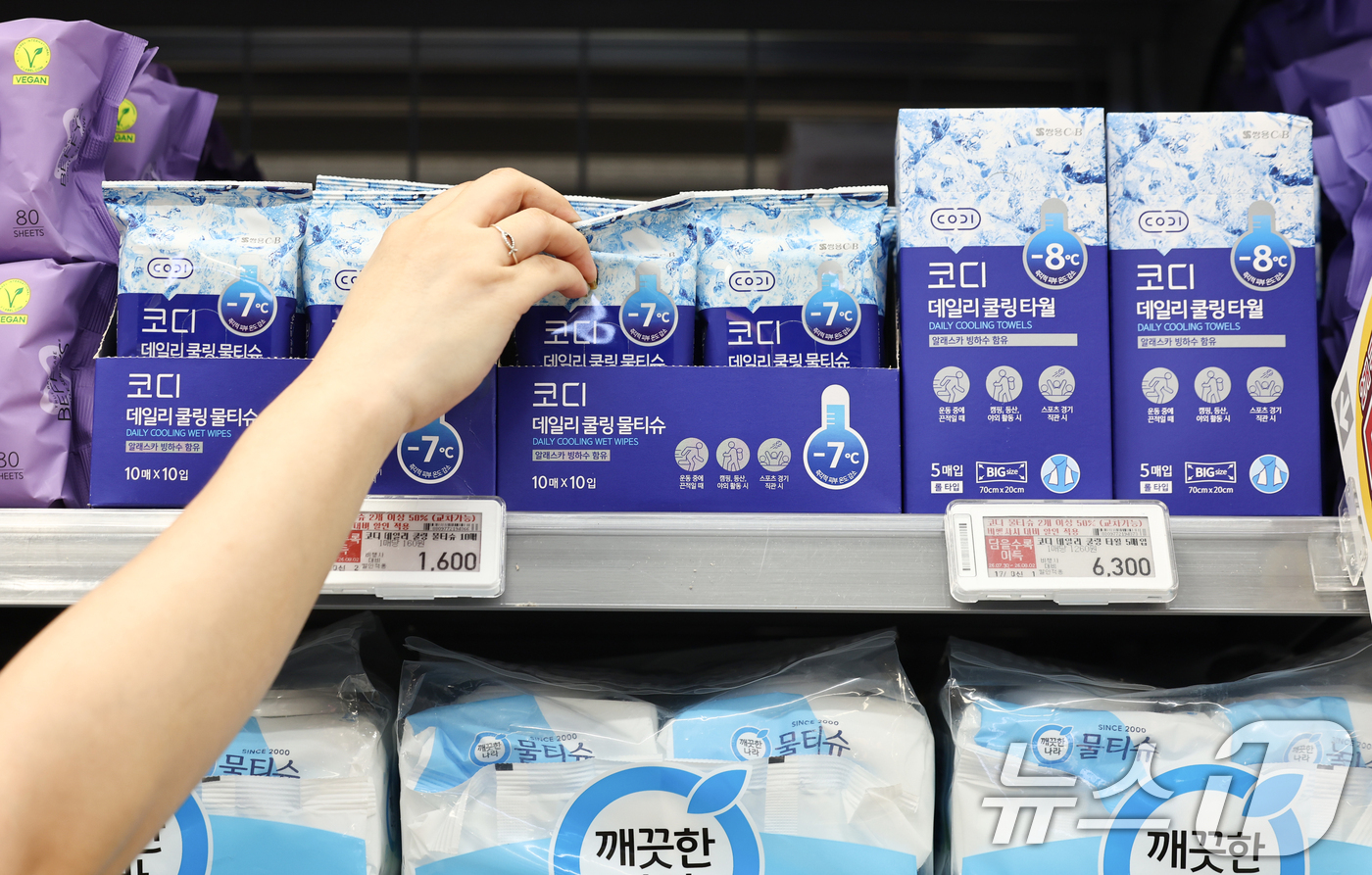 (서울=뉴스1) 최지환 기자 = 지난 29일 부산의 낮 최고기온이 122년 만에 최고치를 기록하는 등 전국에 폭염이 이어지는 30일 서울의 한 대형마트에 쿨링 물티슈가 진열되어 있 …