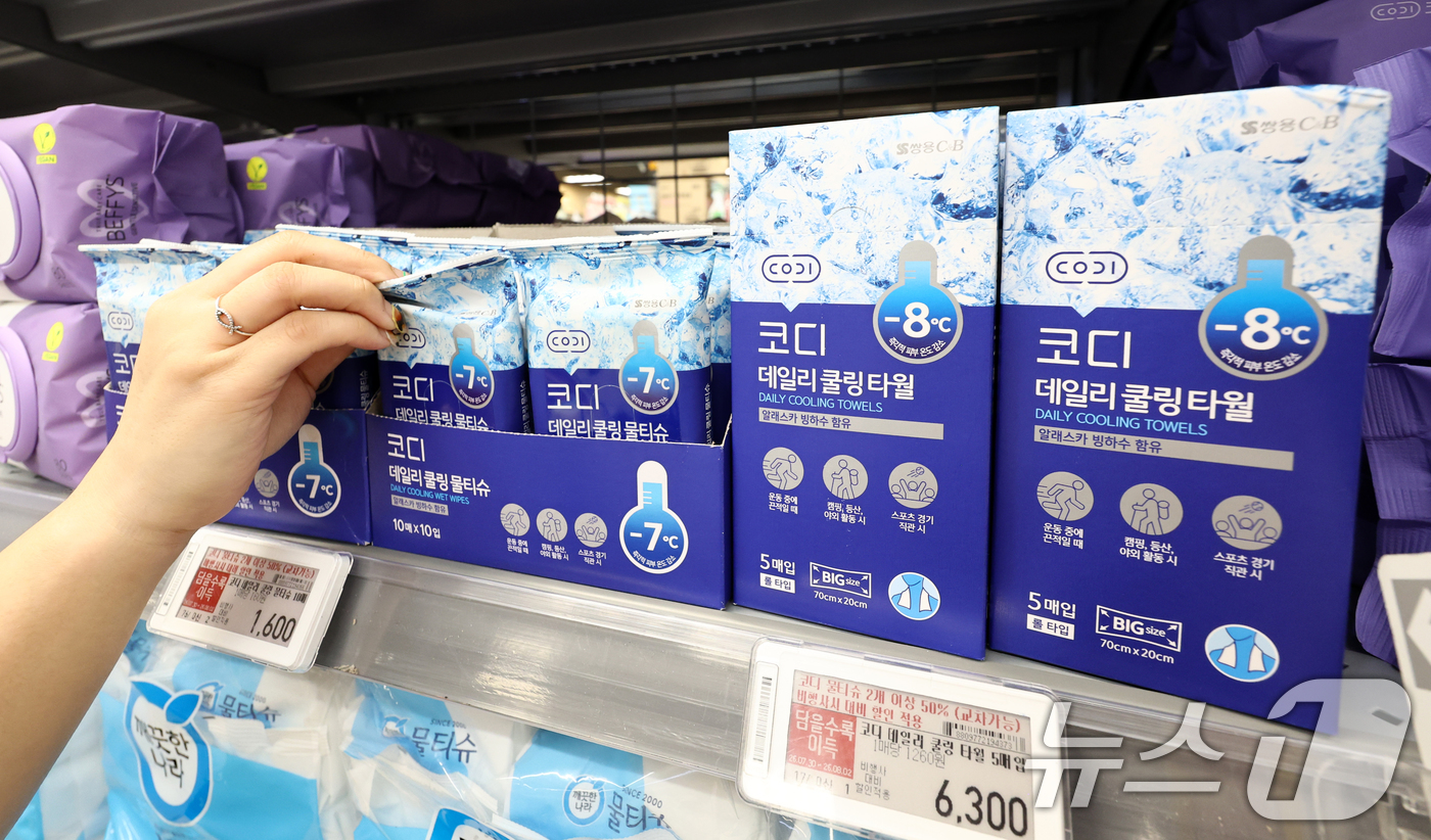 (서울=뉴스1) 최지환 기자 = 지난 29일 부산의 낮 최고기온이 122년 만에 최고치를 기록하는 등 전국에 폭염이 이어지는 30일 서울의 한 대형마트에 쿨링 물티슈가 진열되어 있 …