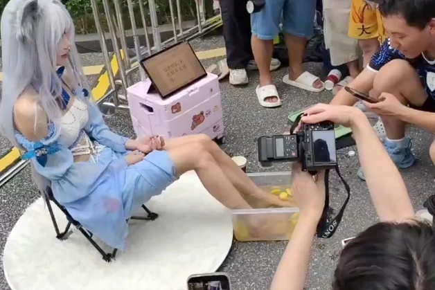 "'발 담근 레몬물' 한 잔 1만원, 직접 핥기도"…코스프레 행사, 또 그 나라