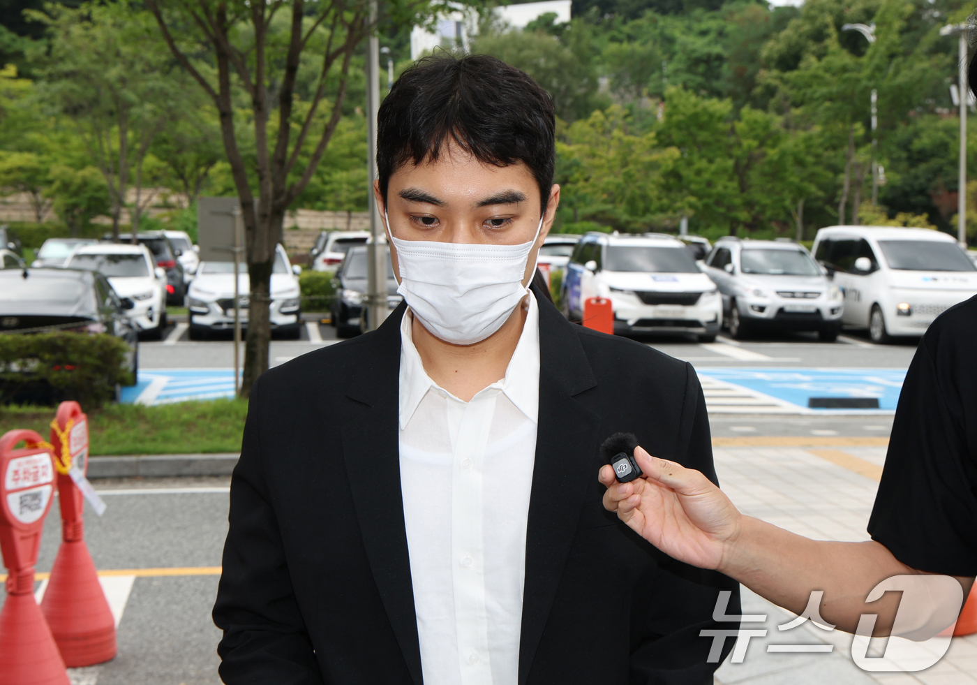 (청주=뉴스1) 김영운 기자 = 미성년자 성매매 혐의 등을 받는 최영중 전 청주시의원이 30일 구속 전 피의자 심문(영장실질심사)을 받기 위해 충북 청주시 서원구 청주지방법원에 출 …